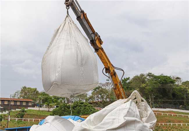 Primeira etapa da entrega de calcário 